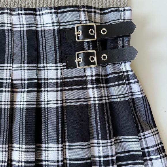 NoBo Black and White Plaid Double Buckle Pleated Mini Skirt Size 11-13 - Picture 3 of 11